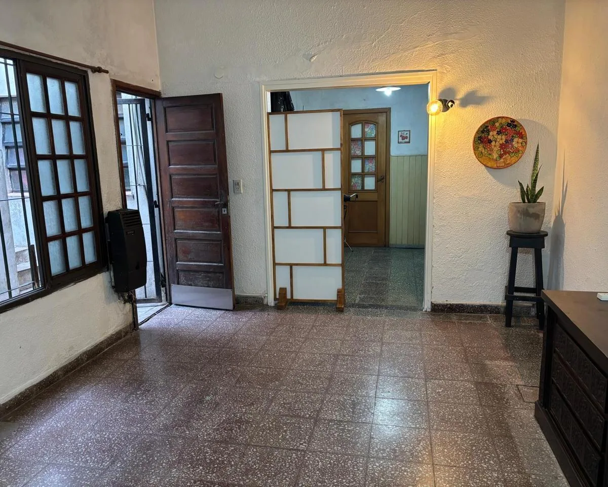 Casa de 2 dormitorios al frente en Wilde