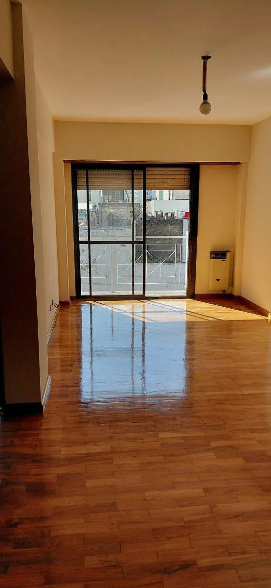 Departamento de 2 ambientes contrafrente con balcón en Constitución
