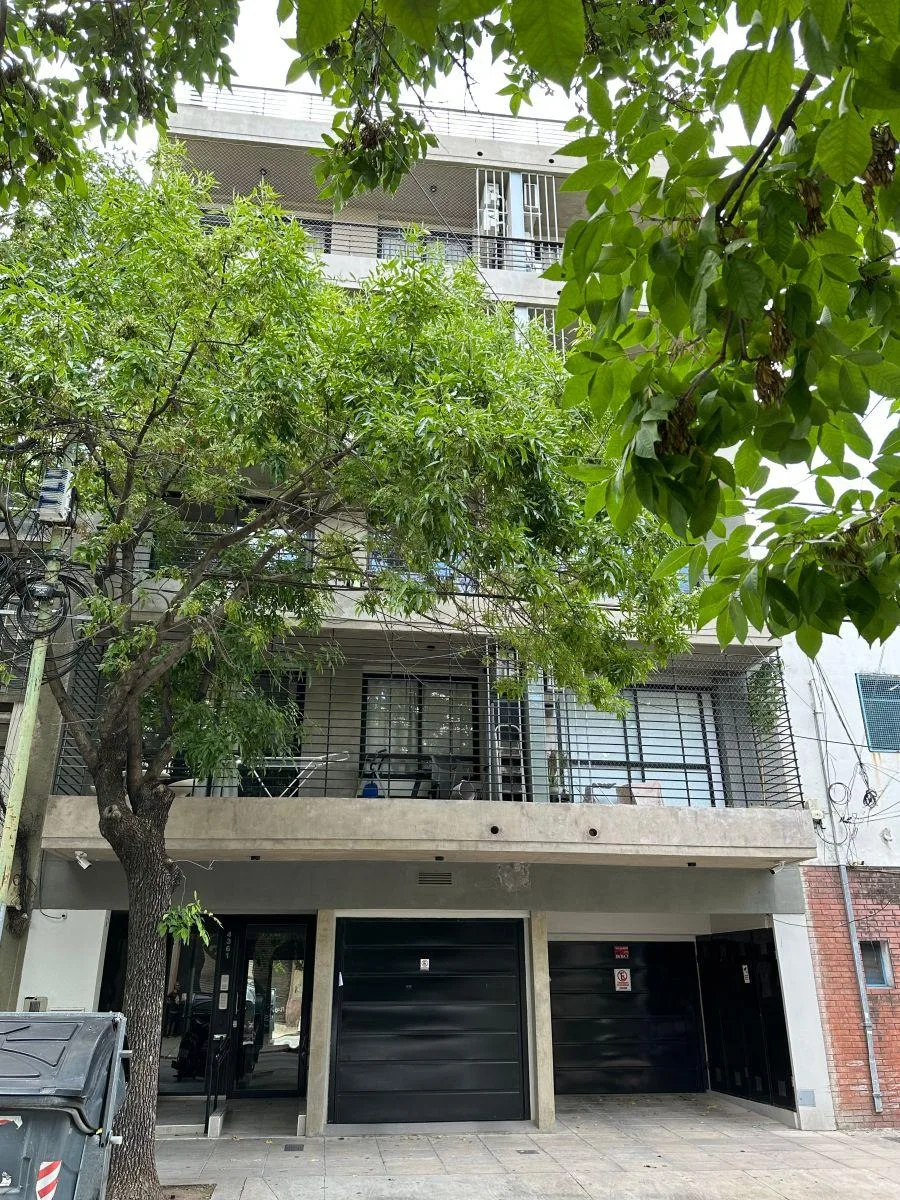 Apartamento novo de três ambientes de frente para os fundos em Monte Castro com varanda