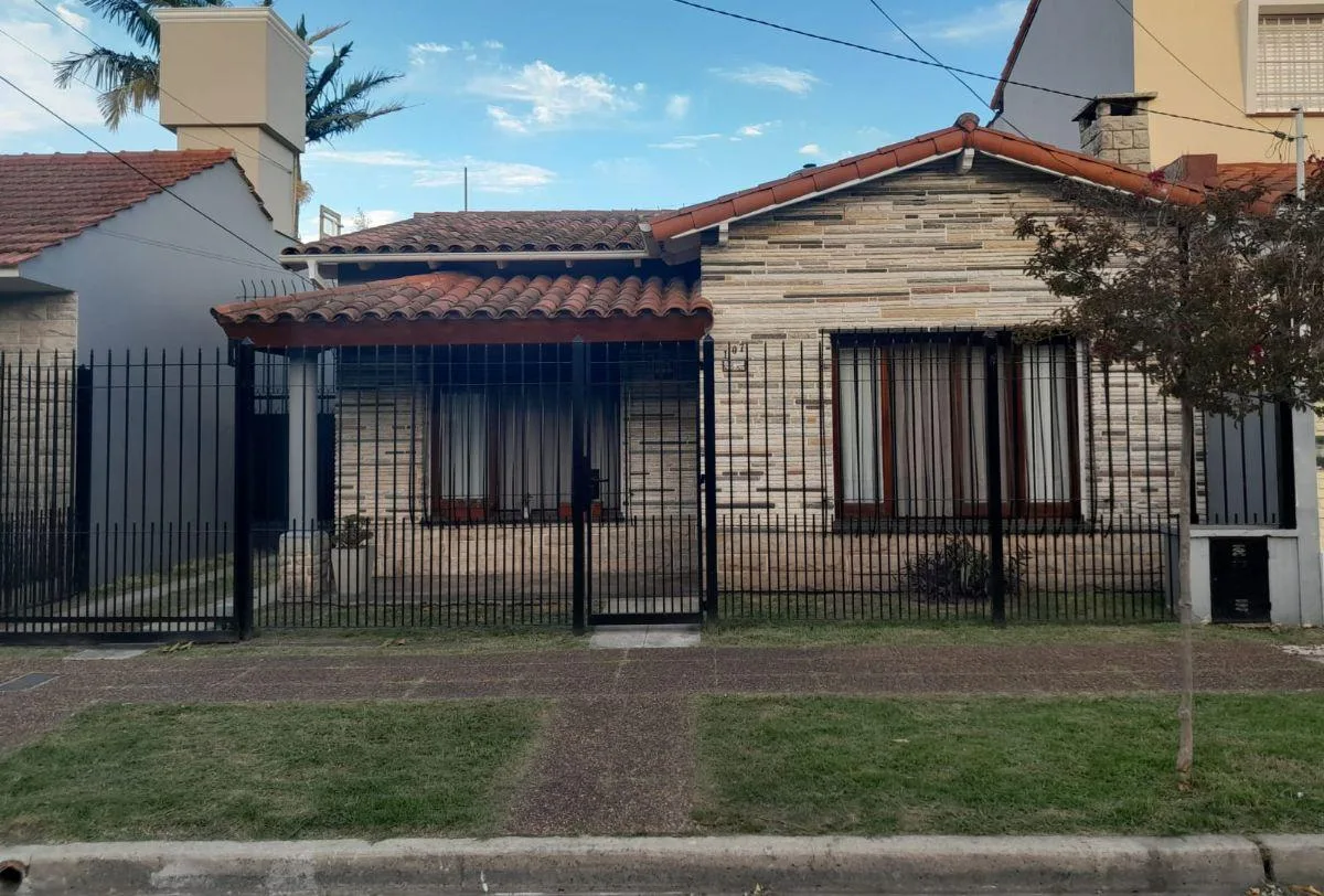 Дом с 2 спальнями и гаражом в Quilmes