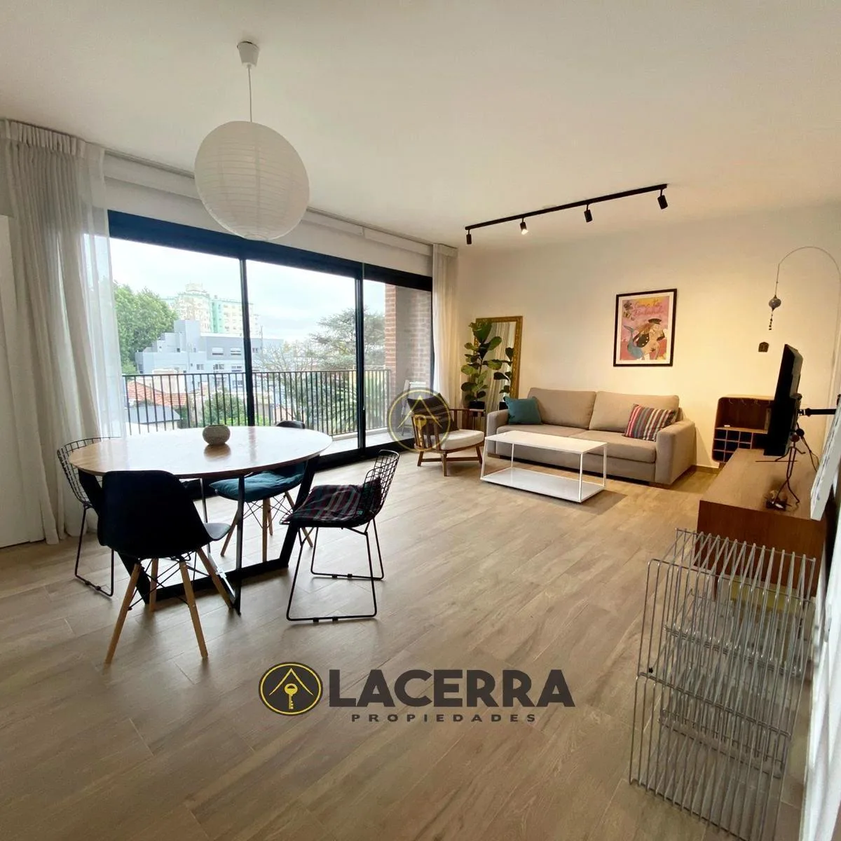 Трёхкомнатная квартира с балконом в аренду в Florida