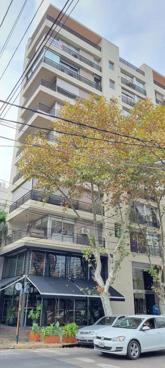 Three-room half-floor apartment in Lanús Oeste