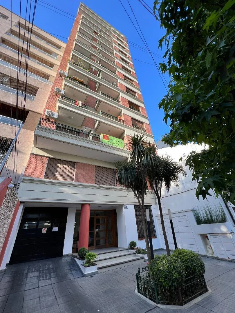 Apartamento de 2 ambientes com 1 quarto e vaga de depósito em Lanús