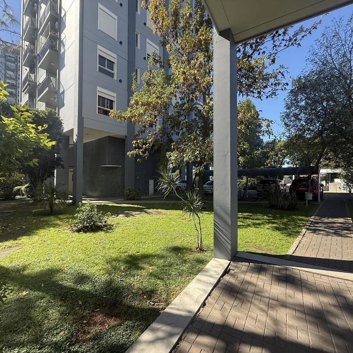 Departamento de 4 ambientes al frente con cochera en Wilde