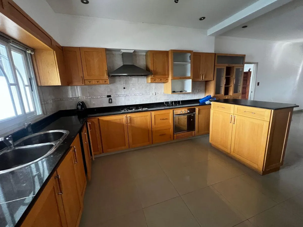 Casa con 4 dormitorios, quincho y pileta en La Matanza