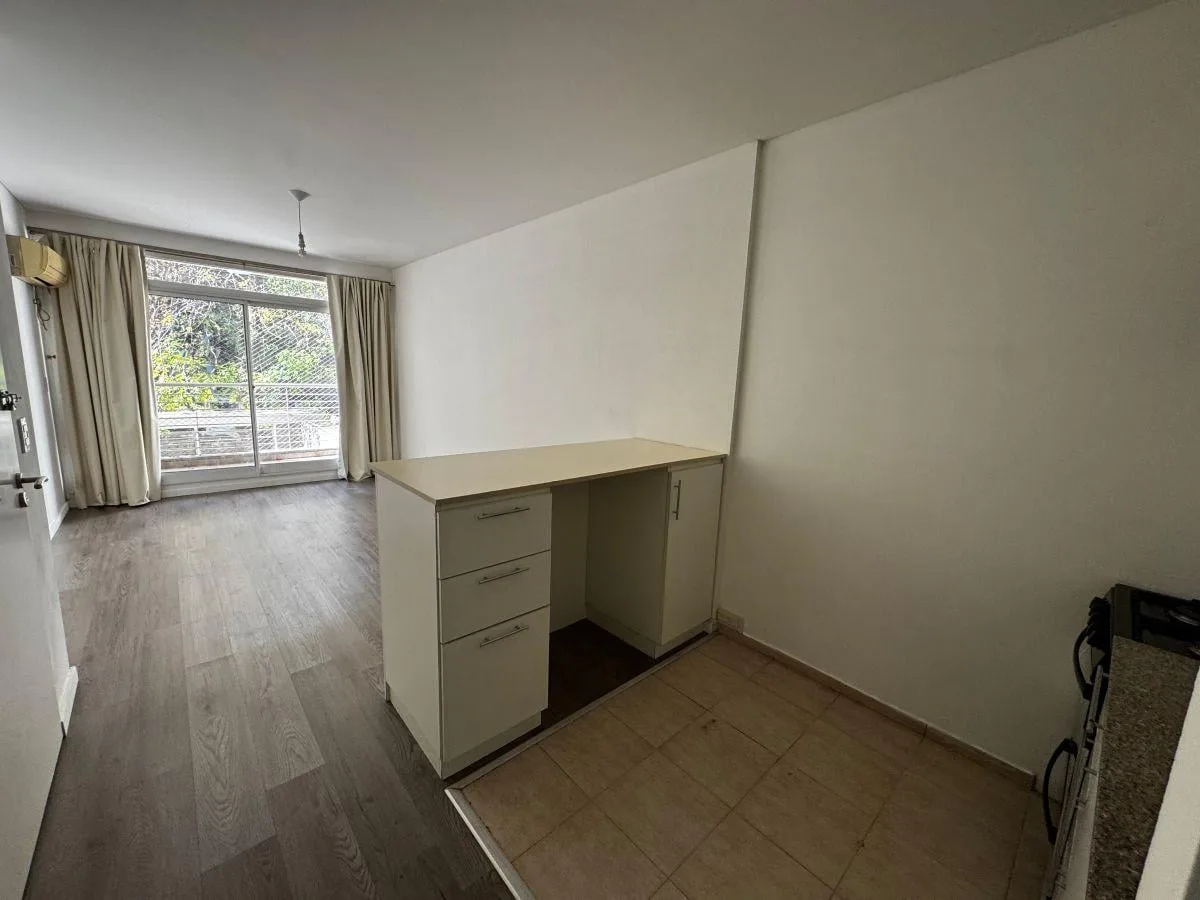 Departamento de 2 ambientes con balcón y patio en Almagro