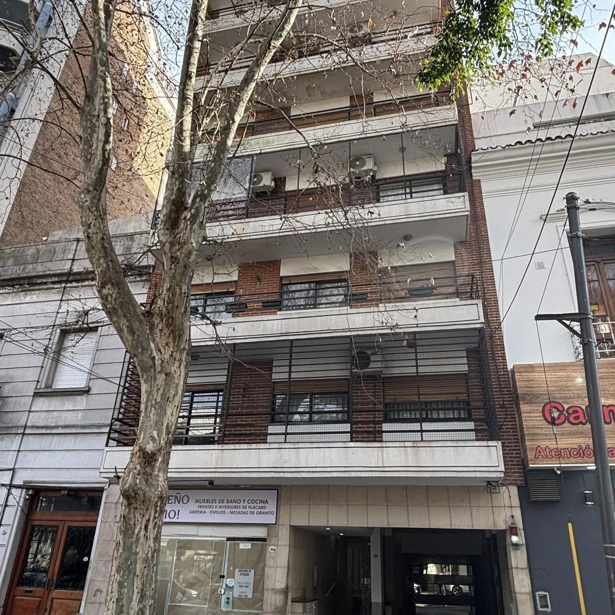 Semipiso de 4 ambientes con balcón y cochera en Flores