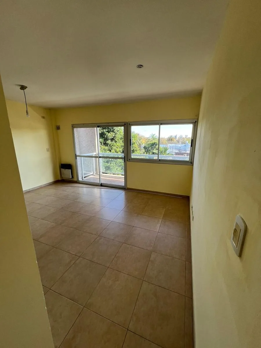 Semipiso de 2 ambientes con balcón en La Plata