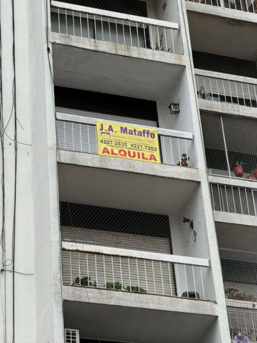 Apartamento de 2 ambientes com varanda na frente, 5º andar, em Avellaneda