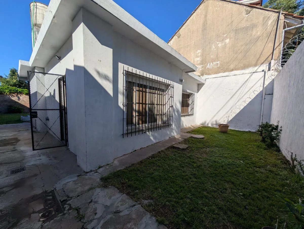 Two-bedroom house in Quilmes Oeste