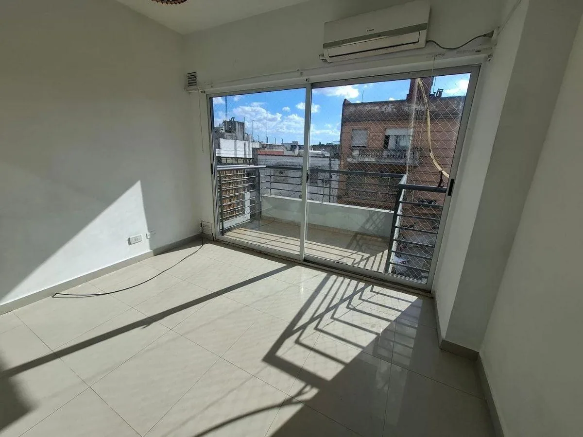 Departamento monoambiente dividido con balcón en Boedo