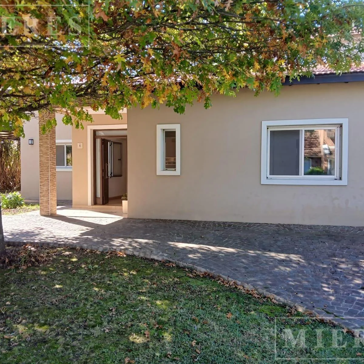 Casa térrea de 3 dormitórios em Escobar