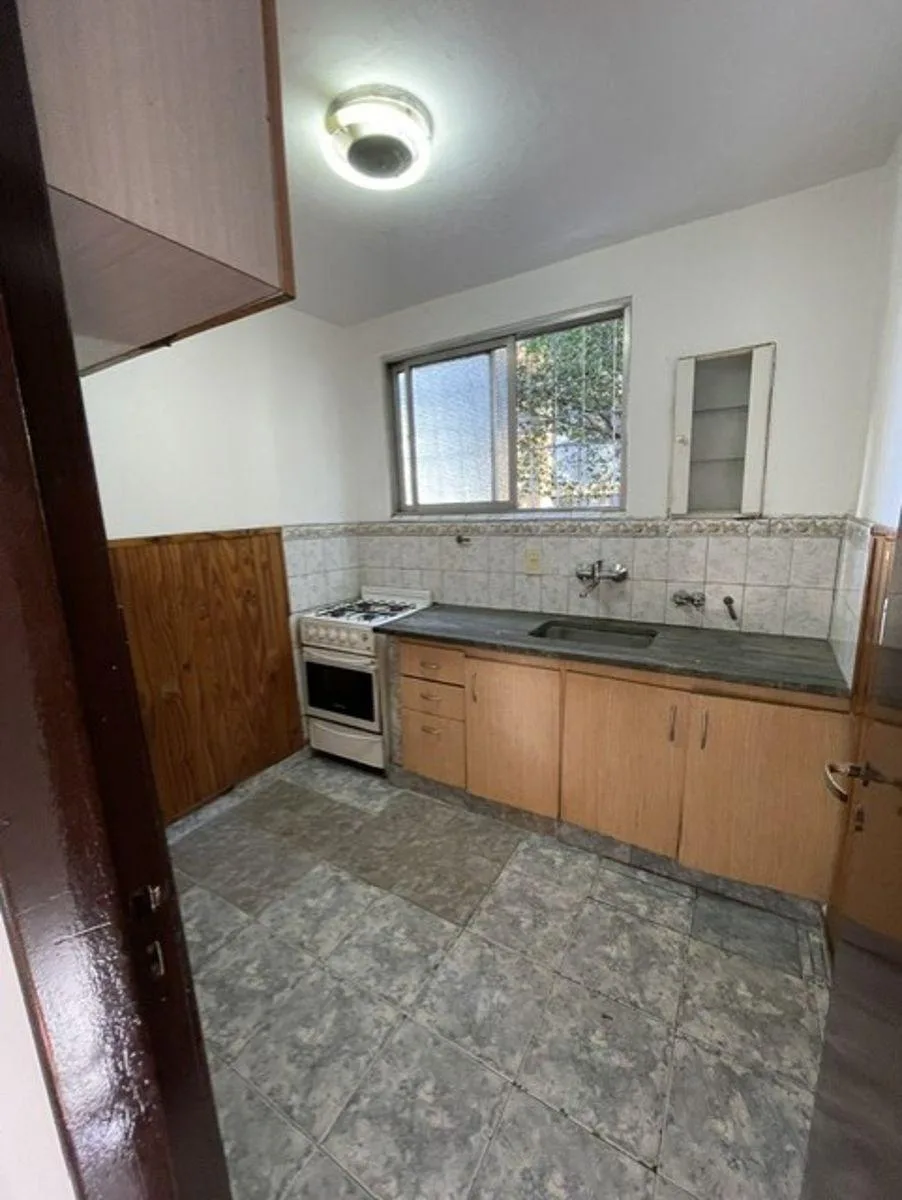Two-bedroom street-facing apartment in Tapiales