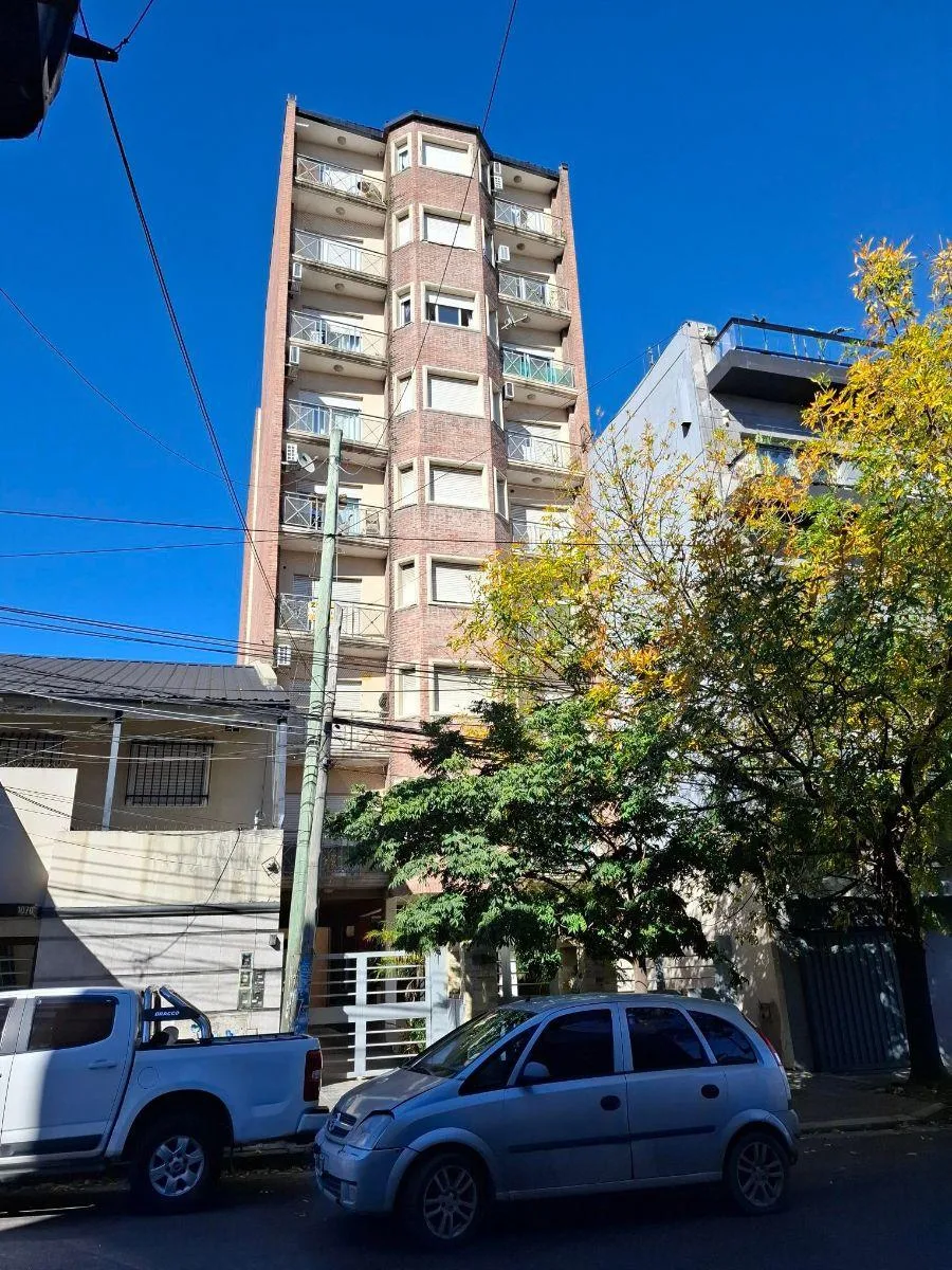 Departamento de 2 ambientes con balcón al frente y cochera en Morón