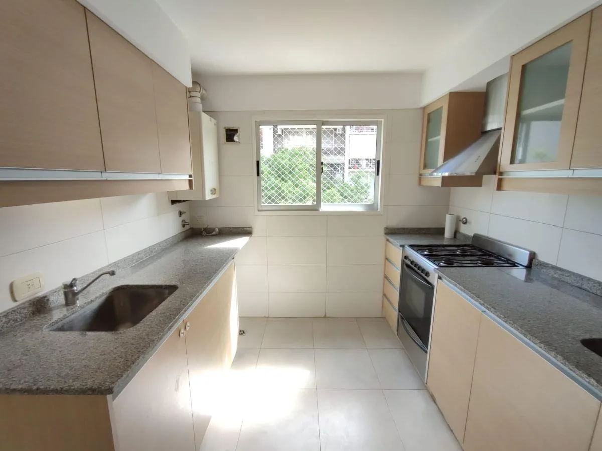 Трёхкомнатная квартира с двумя спальнями, балконом и парковкой в Caballito