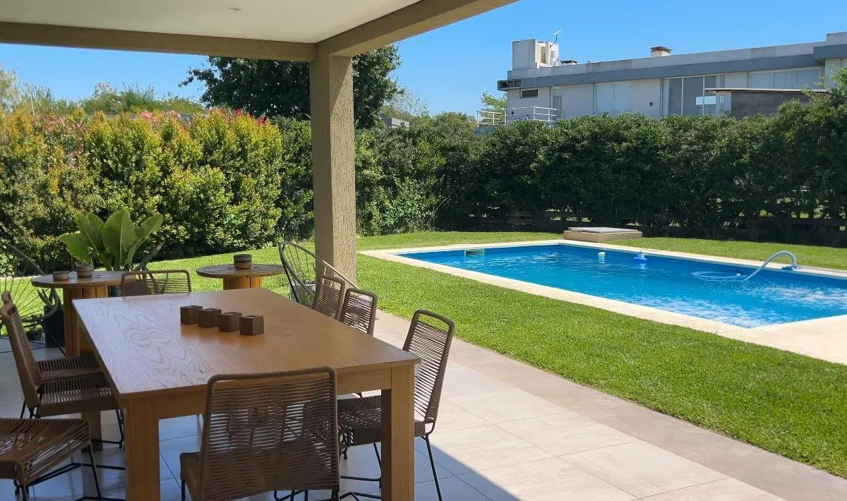 Casa de 3 dormitórios em Escobar com piscina e escritório