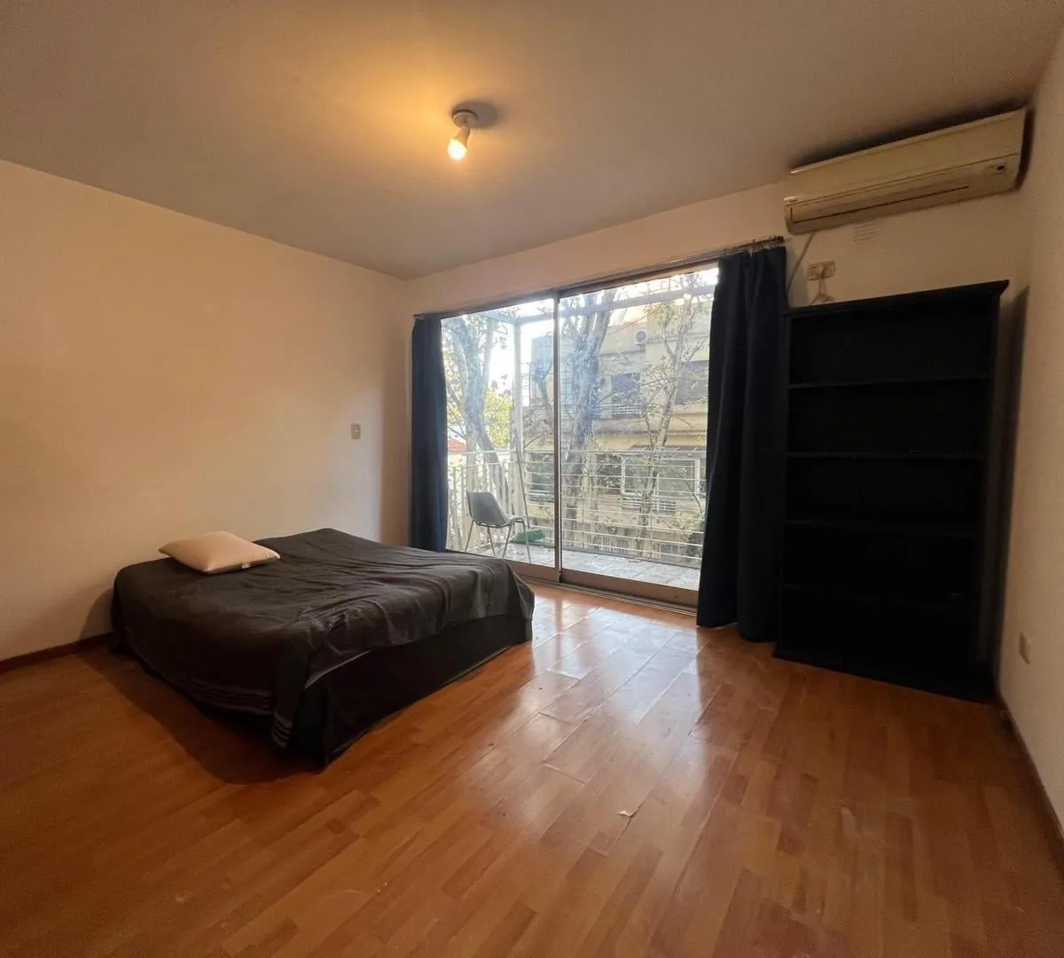 Kitnet sem mobília parcial com varanda de frente em Palermo Soho