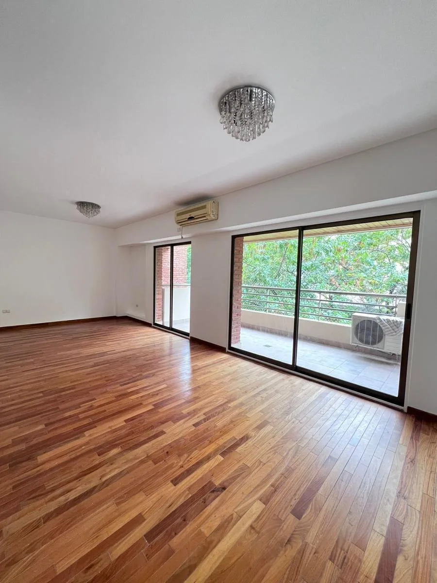 Four-room apartment with suite and (assigned) parking in Caballito