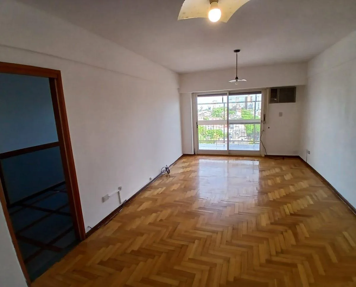 Apartamento de três ambientes com 2 dormitórios e vaga de garagem em Floresta