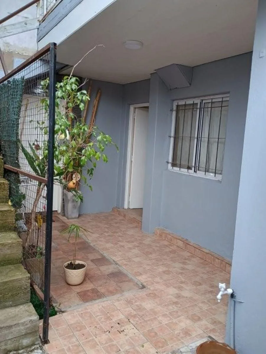 Квартира-студия на первом этаже с внутренним двориком в Lomas de Zamora