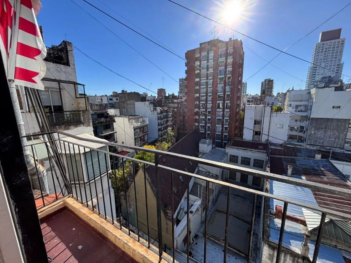 Kitnet com sacada em Palermo de frente para a rua