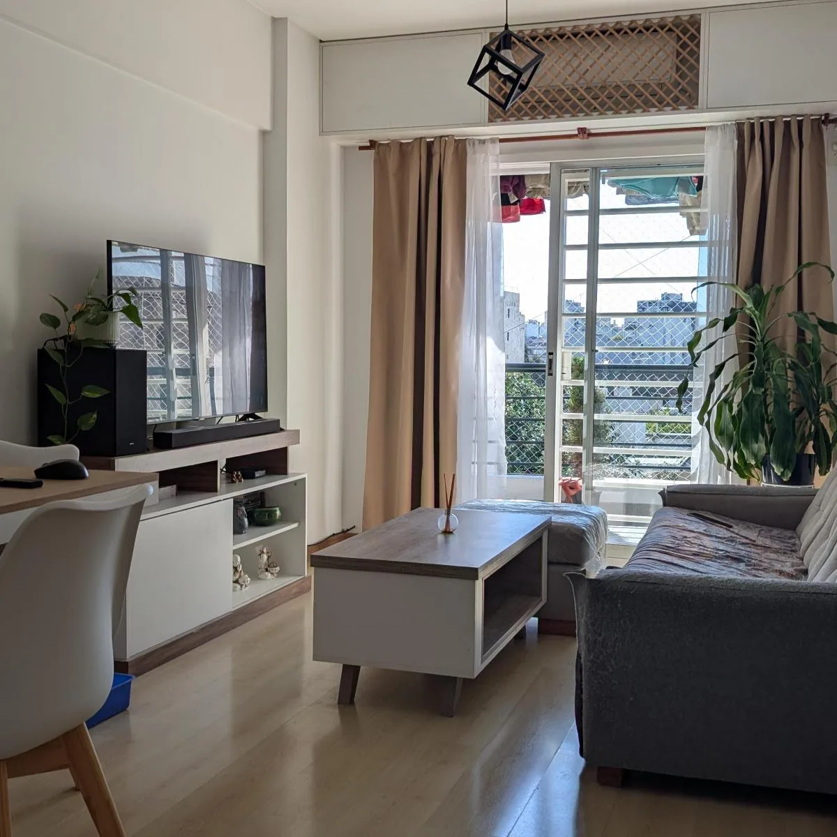 Departamento de 3 ambientes con balcón y cochera en Almagro