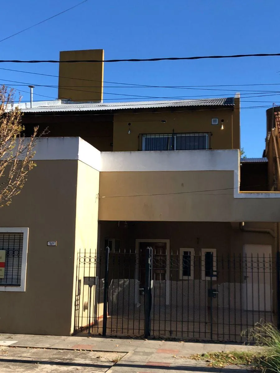 Casa de três dormitórios em Morón