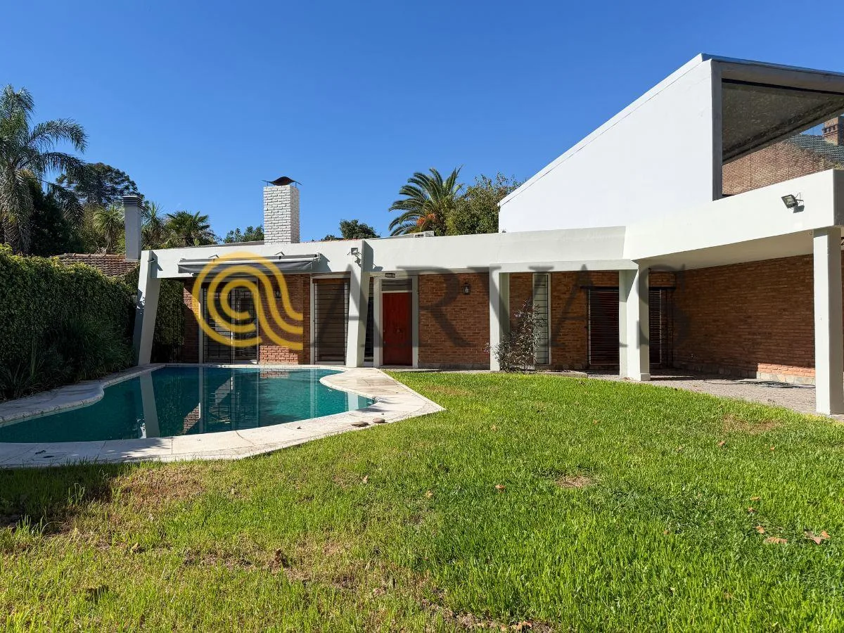 Three-bedroom American-style house in Punta Chica on Av. Libertador