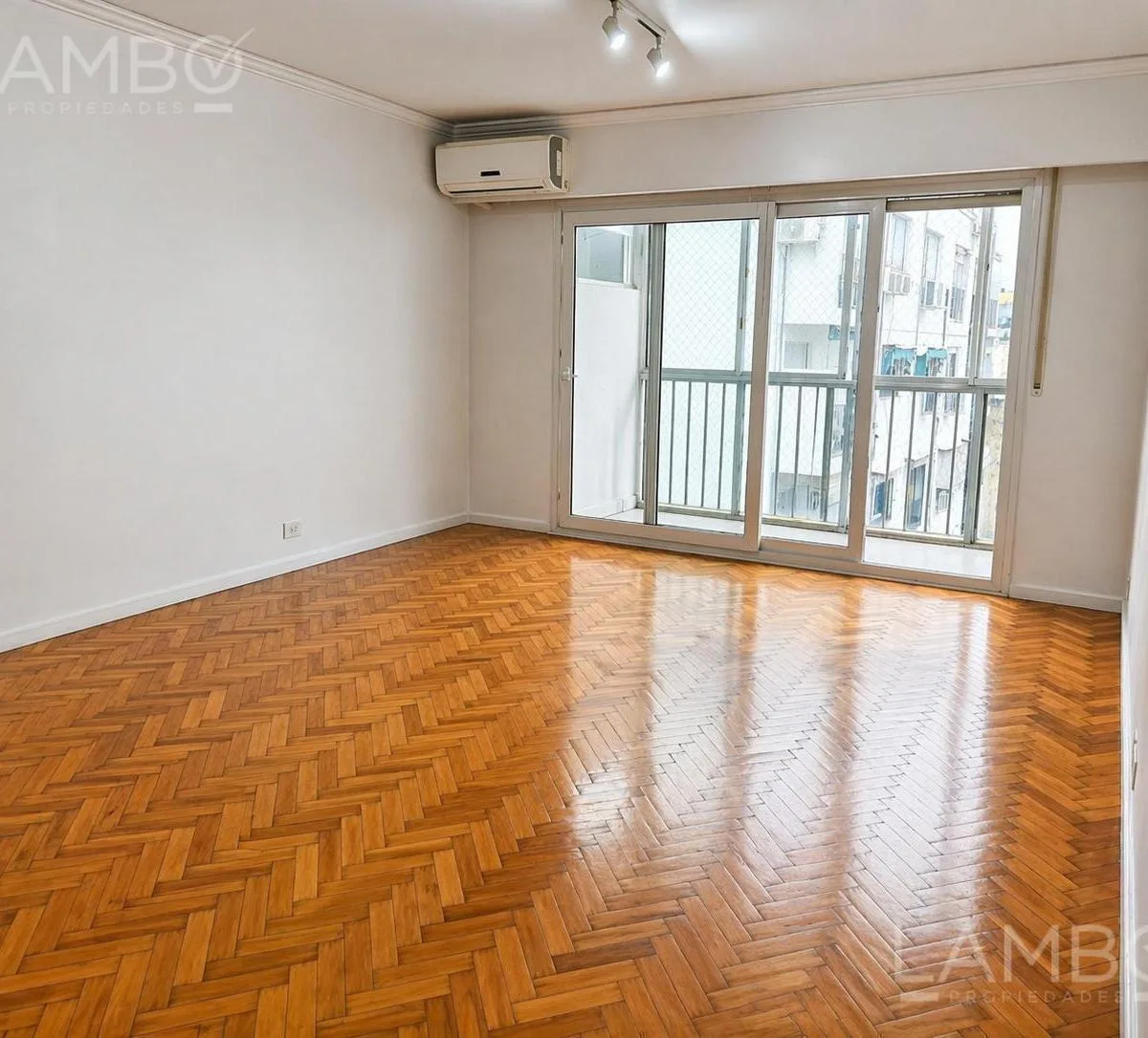 Departamento de 3 ambientes con cochera en Retiro
