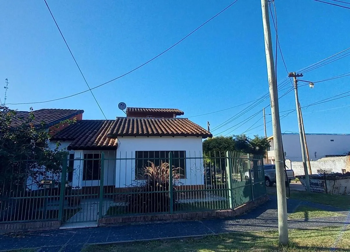 Casa com 3 dormitórios para uso profissional ou comercial em Florencio Varela