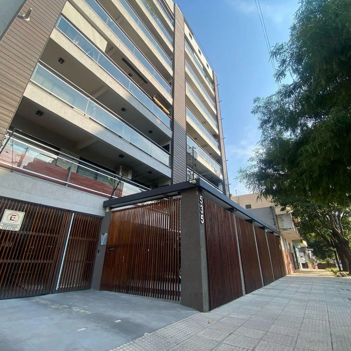 Apartamento de três ambientes com 2 dormitórios e vaga de garagem em Morón