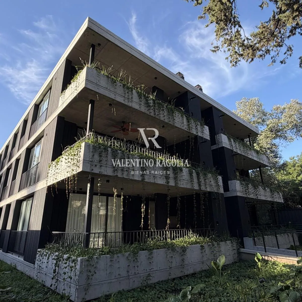 Apartamento de três dormitórios com 4 ambientes em Ituzaingó