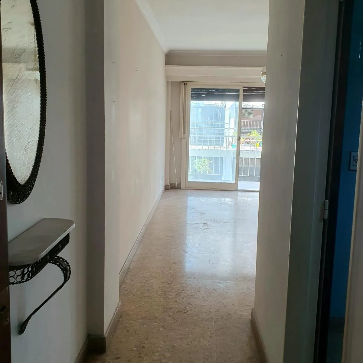 Departamento de 3 ambientes al frente con balcón en Flores