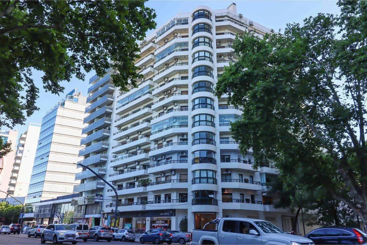 Five-bedroom apartment with two covered parking spaces in Núñez