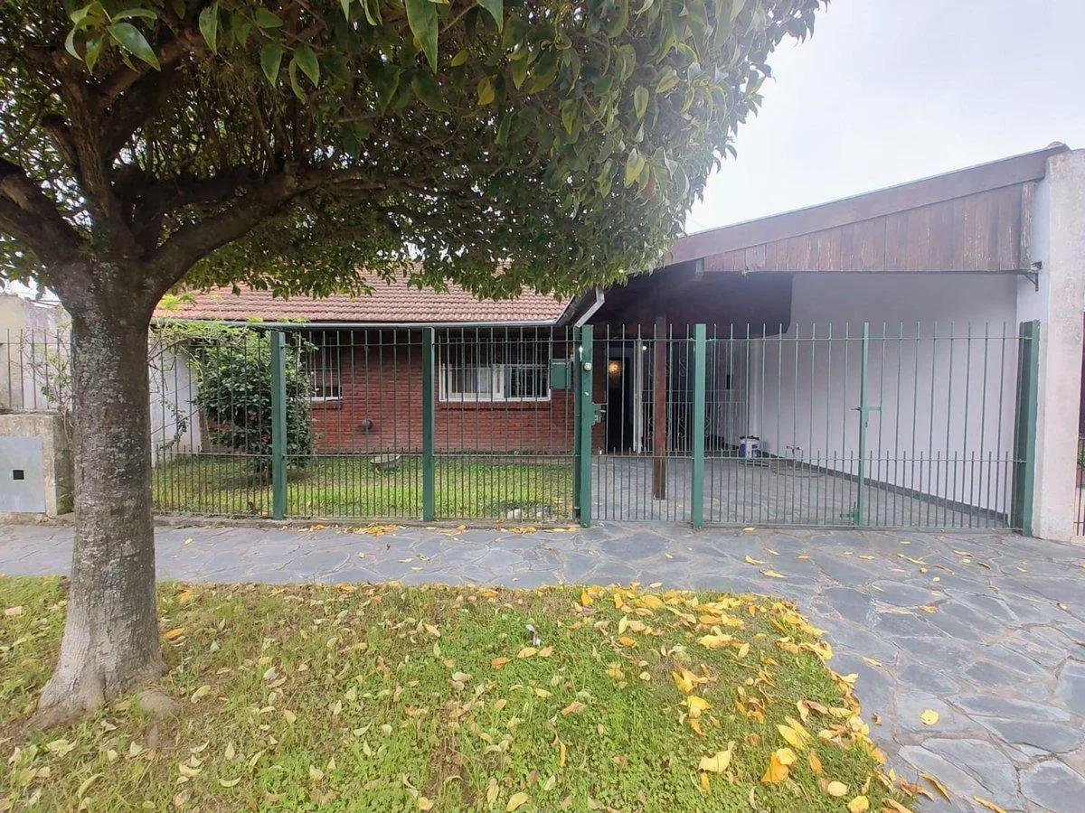 Three-room house in Don Torcuato, Tigre