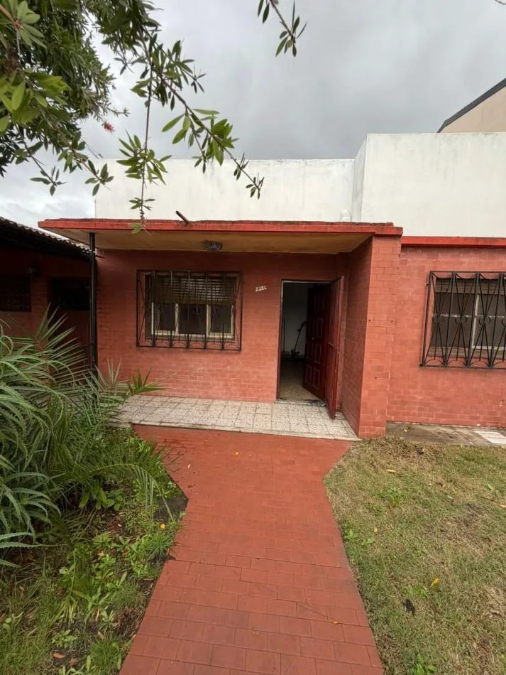 Two-bedroom house with patio and grill in Lomas de Zamora