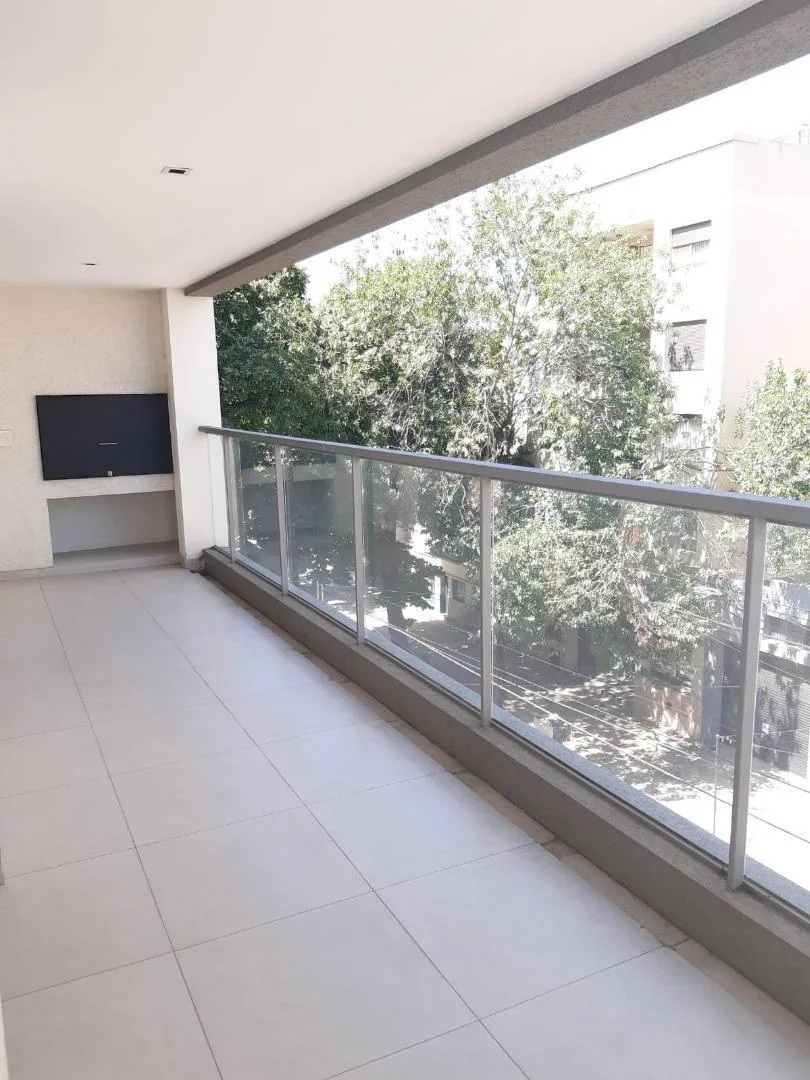 Apartamento de três ambientes com vaga coberta em La Plata