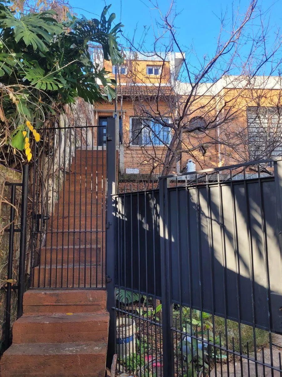 PH en primer piso por escalera de 2 ambientes y medio con balcón en Vicente López