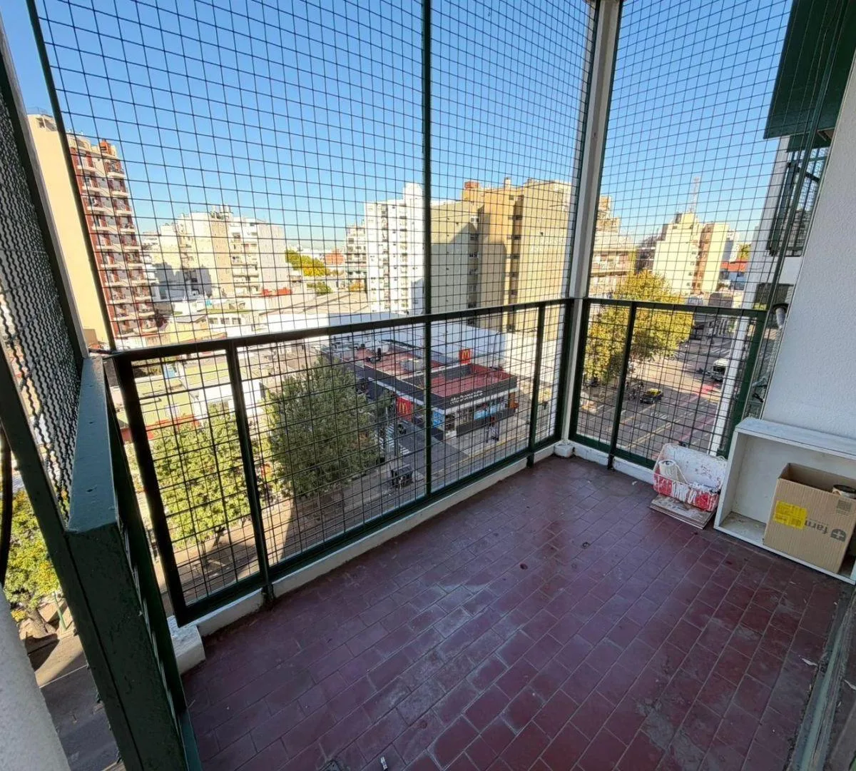 Three-bedroom apartment with balcony in La Paternal