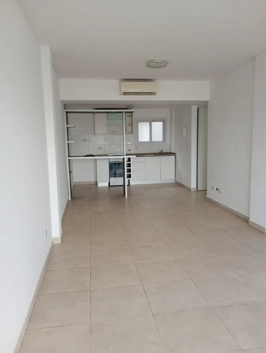 Monoambiente con balcón y cochera en Villa del Parque