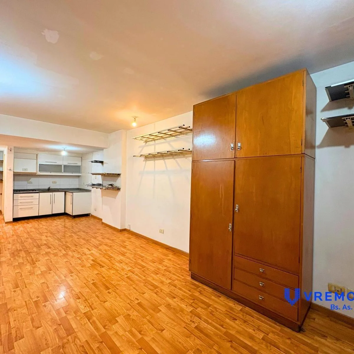 Monoambiente de 1 ambiente al frente con balcón en Monserrat