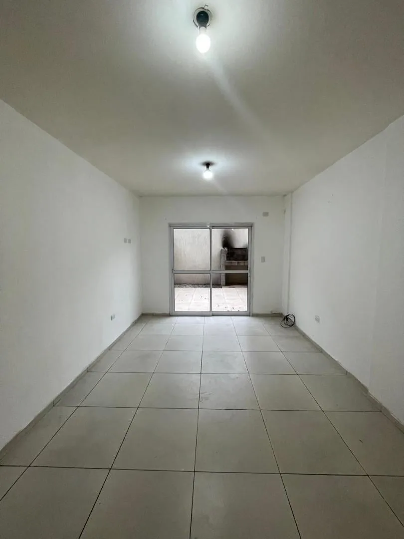 Kitnet térrea com pátio em Merlo