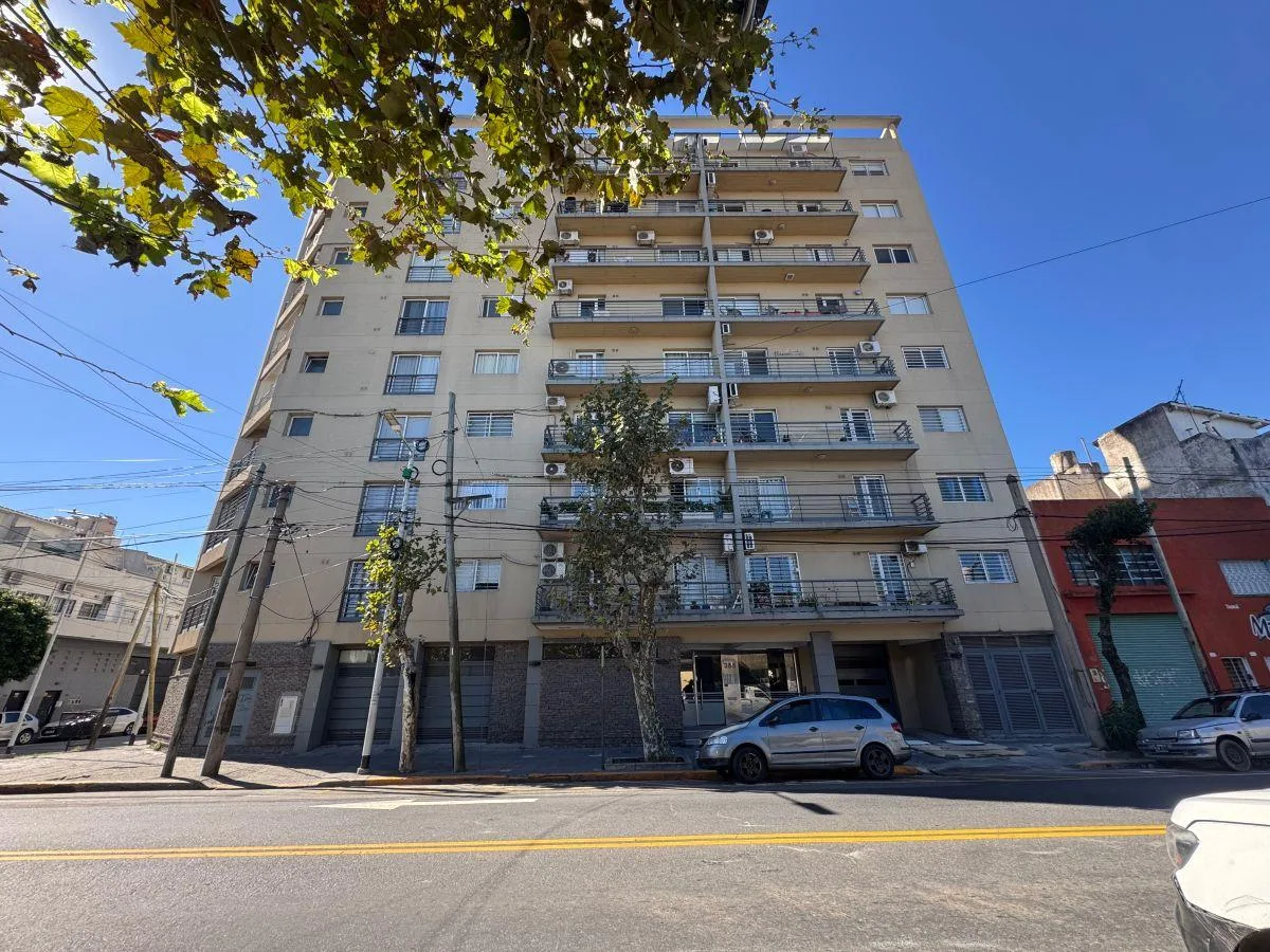 Departamento de 3 ambientes con balcón corrido al frente en Avellaneda