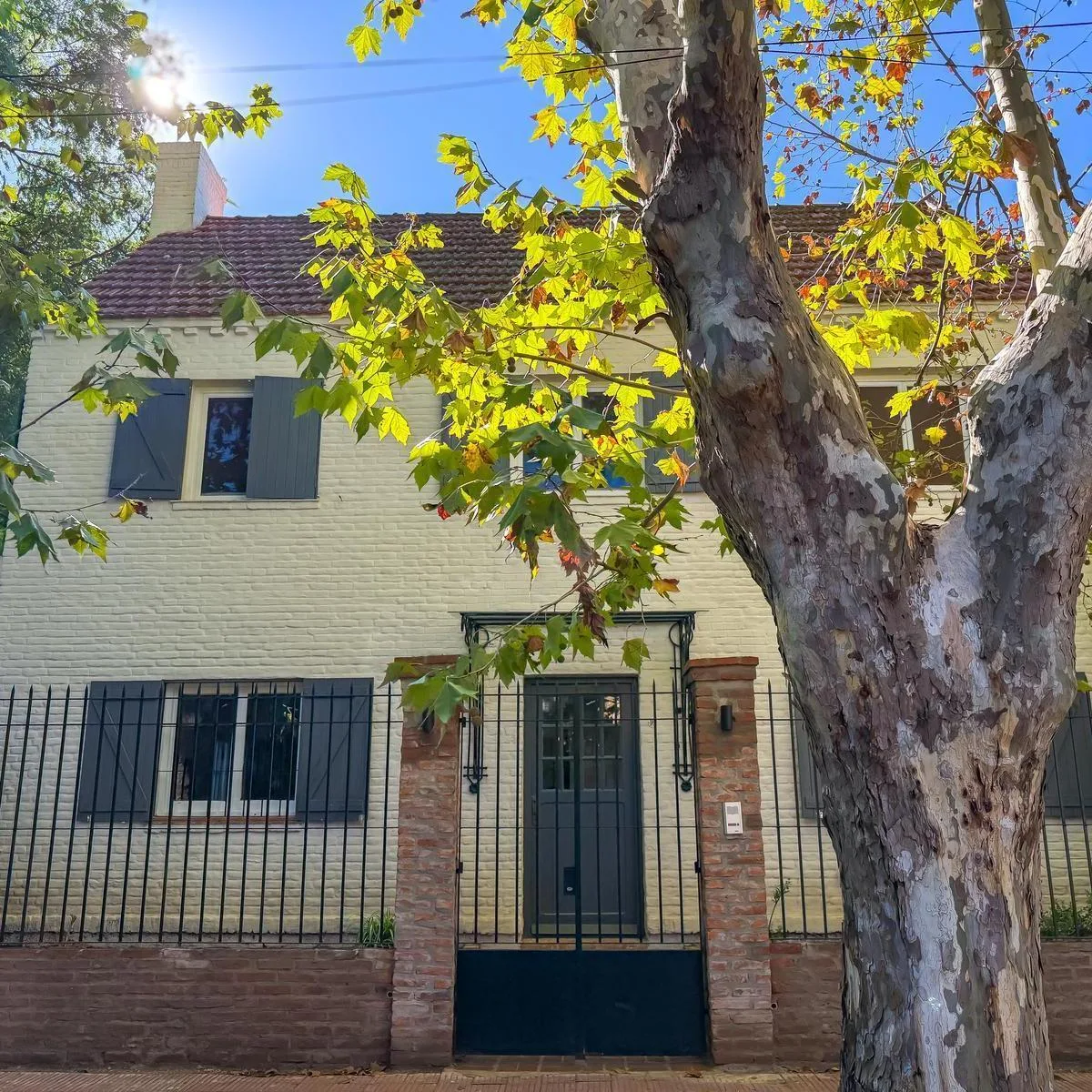 Four-bedroom house with garden and pool in Martínez