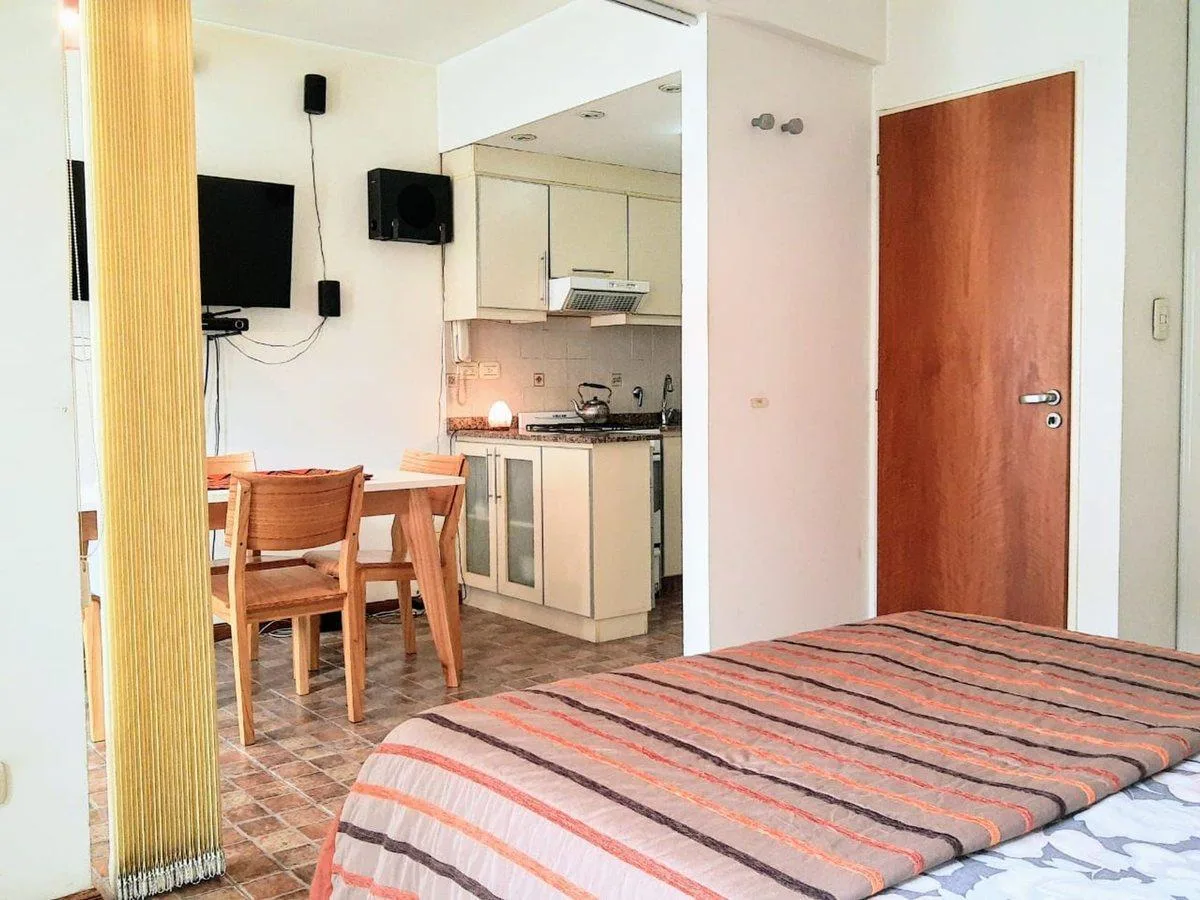 Monoambiente dividido con balcón en Caseros (Tres de Febrero)