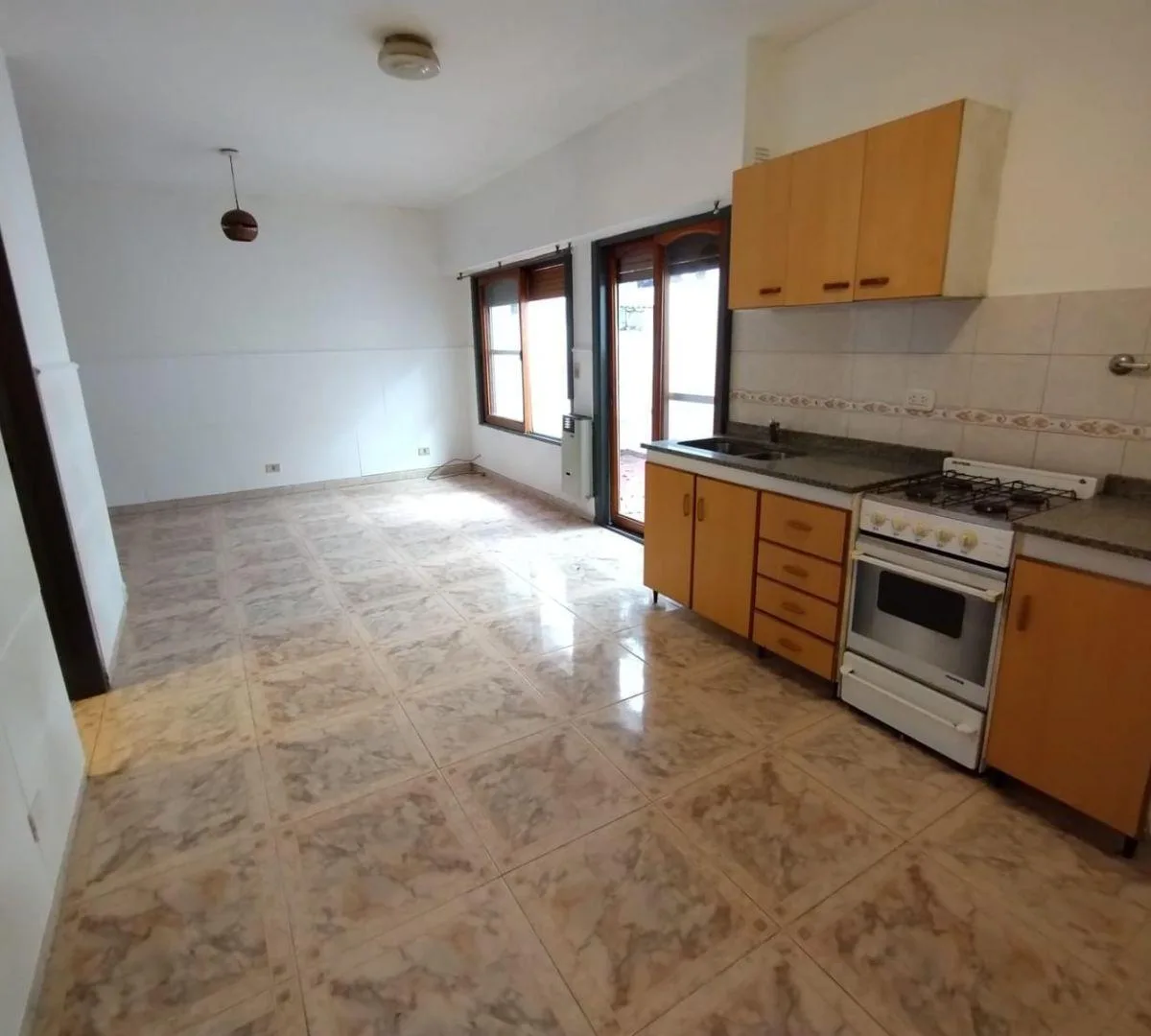 Monoambiente con patio en Floresta