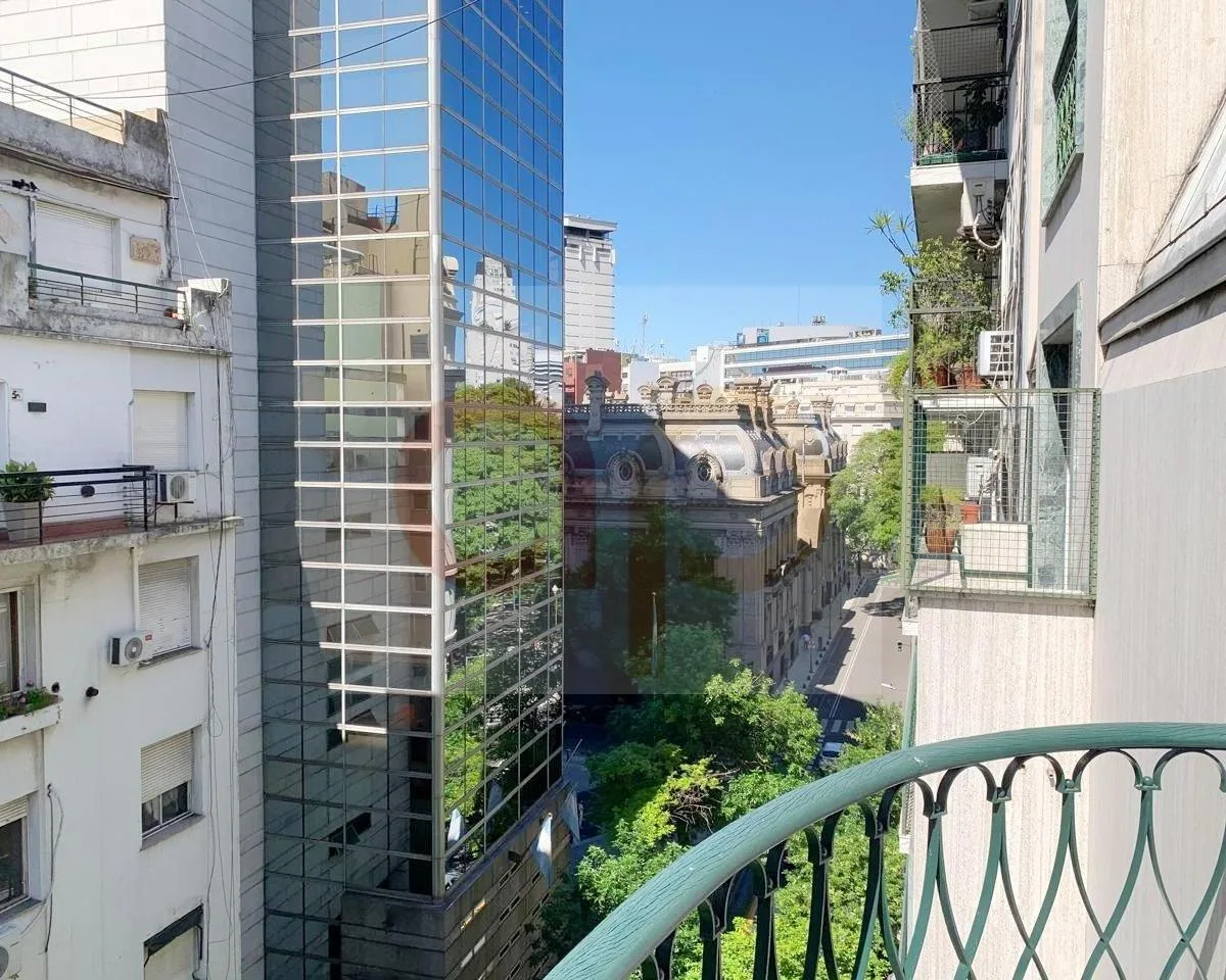 Квартира с 4 спальнями и 2 служебными помещениями в Retiro