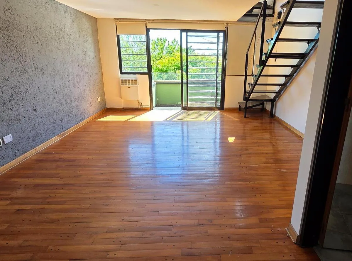 Departamento dúplex de 2 ambientes con terraza propia y cochera en Villa Pueyrredón