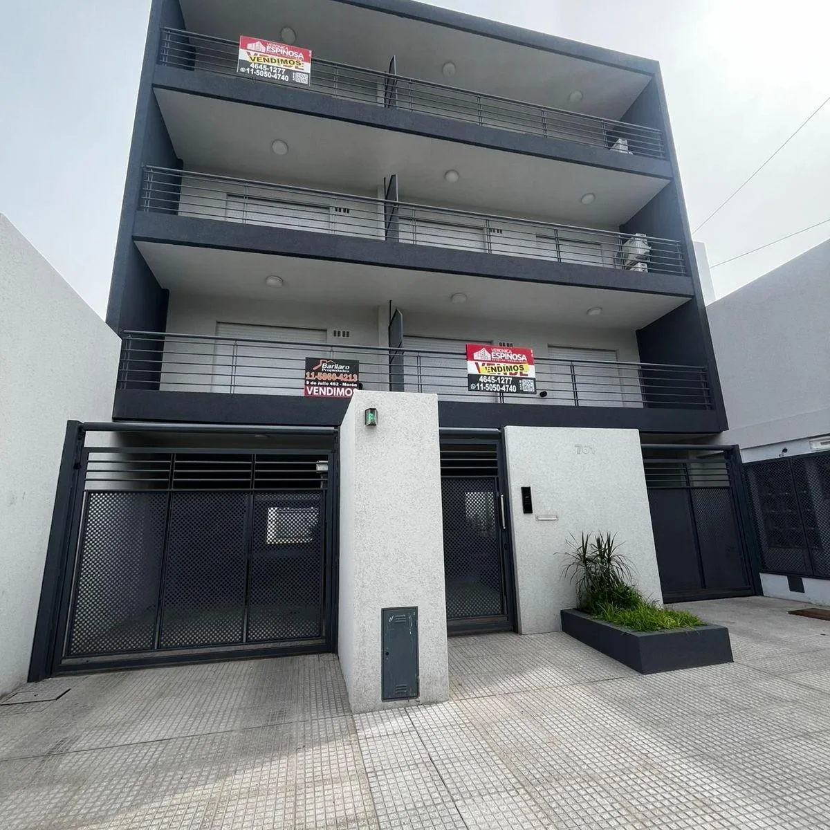 Новое двухкомнатное жильё в Morón, 1-й этаж, окна во двор