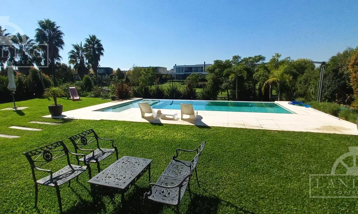 Modern four-bedroom house in Tigre